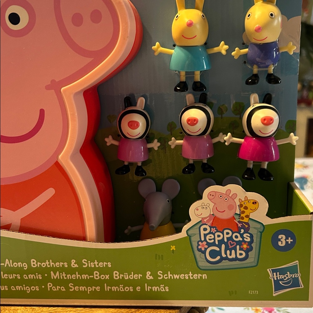 Peppa Pig Carry-Along Brothers and Sisters 9 Figures & Carrying Case New Ages 3+ - Picture 2 of 13